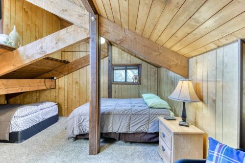1 dormitorio con litera en una casa de madera en Timbers Townhouse 1, en Angel Fire
