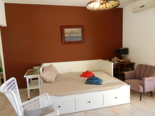 佩特坎內的住宿－Apartments Andri - 5m from beach，卧室配有一张床和一张桌子及椅子