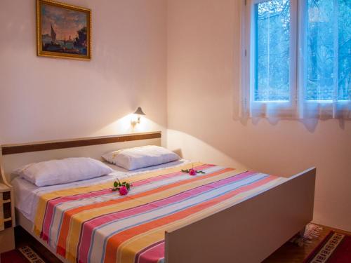 - une chambre avec un lit fleuri dans l'établissement Apartment Hajdi - with large terrace, à Pučišća