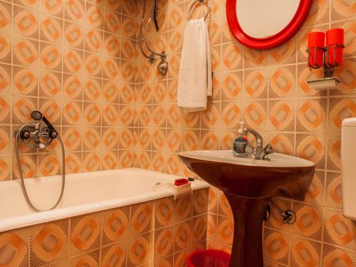 y baño con lavabo y bañera. en Apartment Hajdi - with large terrace, en Pučišća