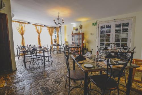 a dining room with many tables and chairs at Hotel Luisiana in San José