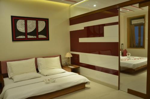 Una cama o camas en una habitación de Sea Palace Hotel - near Gateway of India