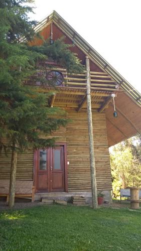 a log cabin with a large wooden door at CHALÉ ESTÂNCIA OURO VERDE in Lages