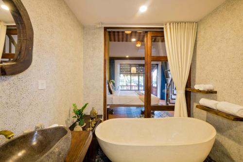 Ένα μπάνιο στο Zest Resort & Spa Hoi An