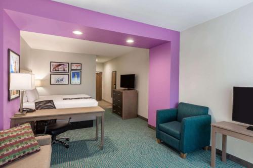 Телевизор и/или развлекательный центр в La Quinta Inn & Suites by Wyndham Lafayette Oil Center