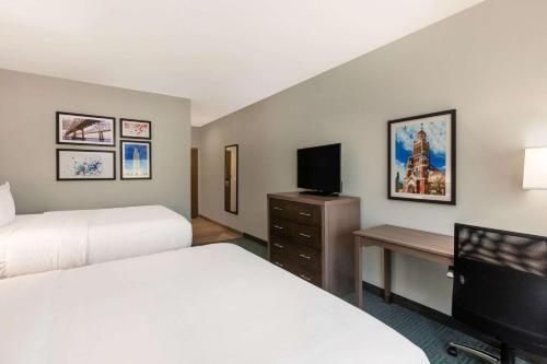 Телевизор и/или развлекательный центр в La Quinta Inn & Suites by Wyndham Lafayette Oil Center