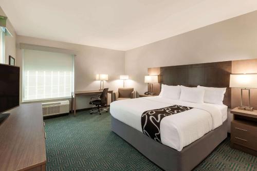 La Quinta Inn & Suites by Wyndham Lafayette Oil Center tesisinde bir odada yatak veya yataklar