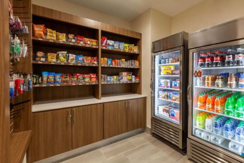 Фотография из галереи La Quinta Inn & Suites by Wyndham Lafayette Oil Center в Лафайетте