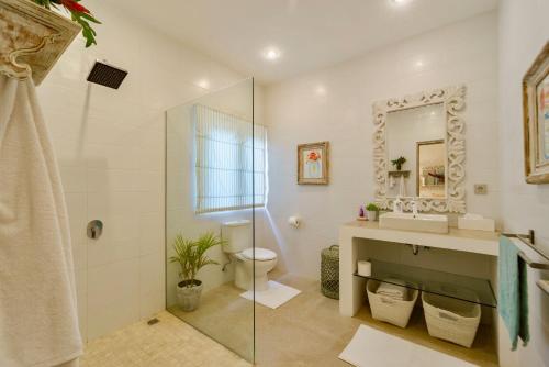 une salle de bain avec une douche, des toilettes et un lavabo dans l'établissement Sunyi Villas, à Kuta Lombok