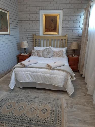 Кровать или кровати в номере Mrs Catherines Selfcatering Apartment