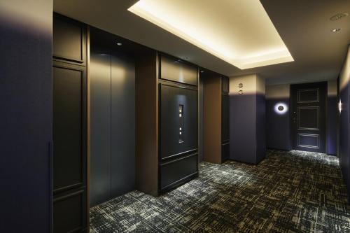 an empty hallway with a door in a building at THE LIVELY TOKYO AZABUJUBAN in Tokyo