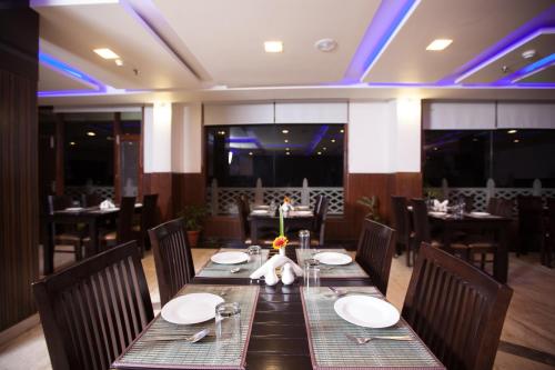 En restaurant eller et andet spisested på Sea Hawk - Luxury Hill Resort 4 mins from Bhimtal Lake