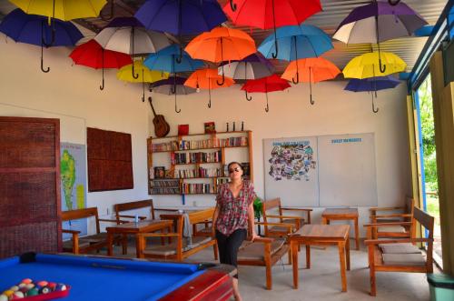 フーコックにあるPHU QUOC BACKPACKERの傘を持った教室に立つ女性