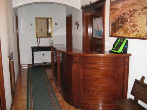 ein Podium aus Holz in einem Zimmer mit Telefon darauf in der Unterkunft Hostal Los Andes in Madrid