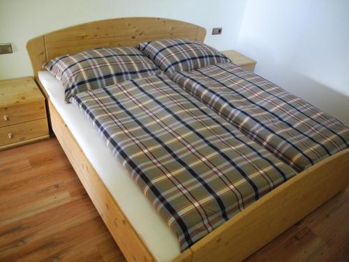クラムザッハにあるAppartement-Reintalerseeの木製ベッド(プライドの毛布付)