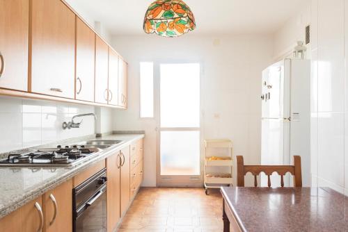 Kuchyňa alebo kuchynka v ubytovaní Beautiful apartment with terrace near the beach