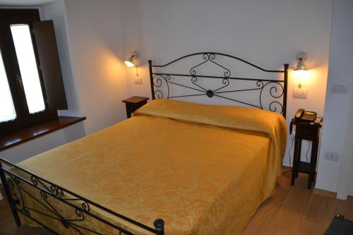 A bed or beds in a room at Agriturismo Antico Muro
