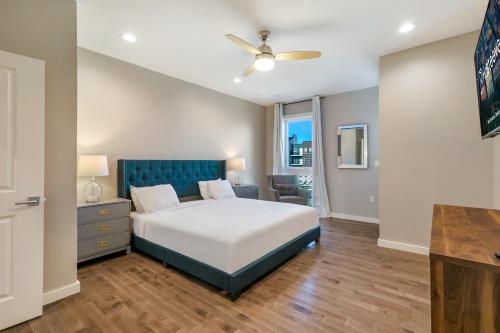 - une chambre avec un lit et un ventilateur de plafond dans l'établissement Modern 4BR Villas with Amenities, à La Nouvelle-Orléans