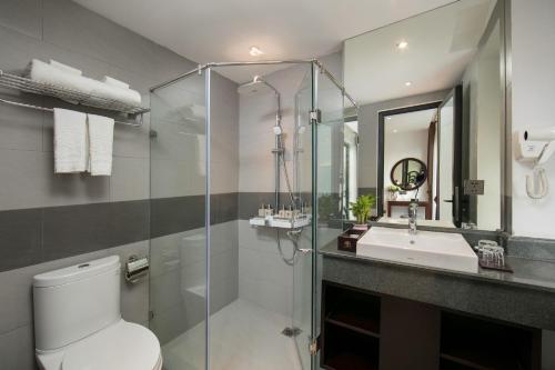 y baño con aseo, lavabo y espejo. en Hanoi Fiesta Hotel & Spa, en Hanói