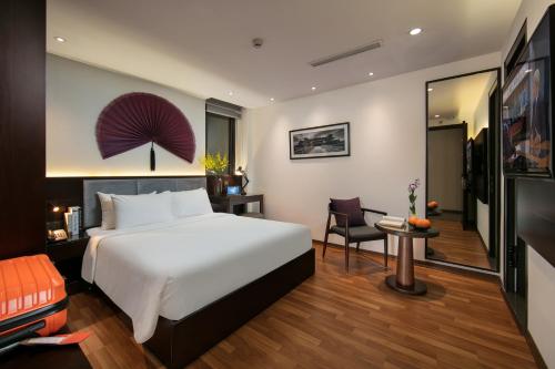 Giường trong phòng chung tại Hanoi Fiesta Hotel & Spa
