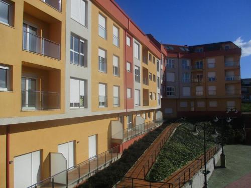 una fila di condomini in una città di Apartamento Boho Chic Costa da Morte A Favela a Neaño