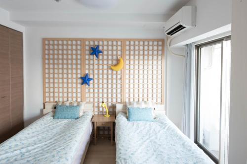 Кровать или кровати в номере クリスタルエグゼ 日本橋