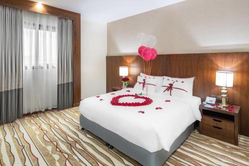 Кровать или кровати в номере Radisson Blu Hotel, Buraidah