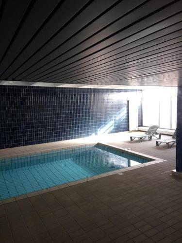 einem Pool in einem Gebäude mit in der Unterkunft Appartement 2 pieces 40 m2, dans hyper centre, avec piscine au rez de chaussee in Grenoble