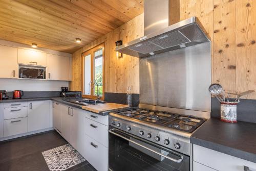 Il comprend une grande cuisine équipée d'un four avec plaques de cuisson. dans l'établissement Chalet Lanfiam 14 personnes, à Saint-Jean-de-Sixt