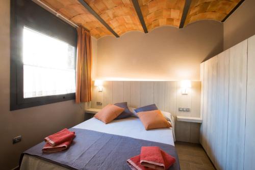 A bed or beds in a room at Apartaments Cal Nunci-Apartament Cadí