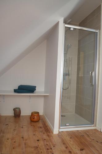 une salle de bain avec une douche avec une porte vitrée dans l'établissement VILLA KEREZAM au petit port de Mogueriec, à Sibiril