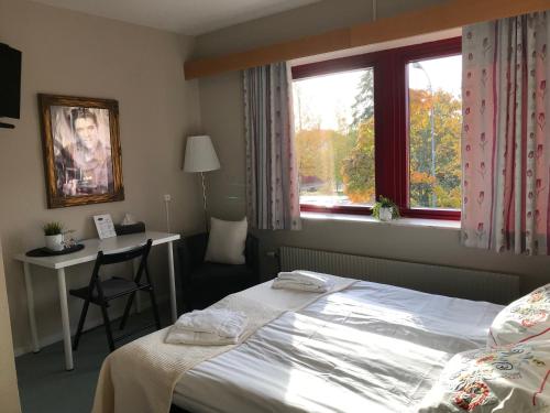 Un pat sau paturi într-o cameră la Kils Hotell & Restaurang