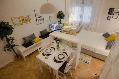 a small living room with a bed and a table at Studio Stil in Belgrade