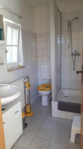 Bilik mandi di Ferienwohnung Frenzel