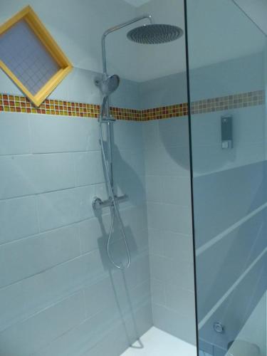 una doccia con porta in vetro in bagno di AU CLOS DE L'ETANG a Ravel