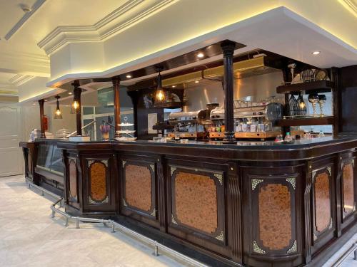 突尼斯Hôtel le calife的餐厅内的厨房和酒吧