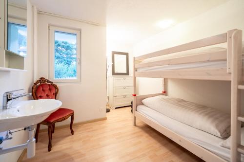 Двухъярусная кровать или двухъярусные кровати в номере Cristallina A2