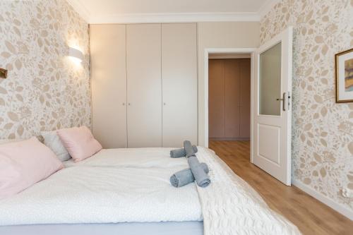 Un dormitorio con una cama con un osito de peluche. en Vintage Krasińskiego 7 Apartments en Cracovia