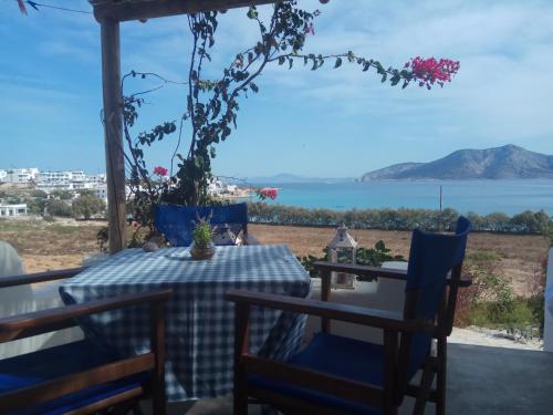 a table and chairs with a view of the ocean at Ammos Studio in Koufonisia