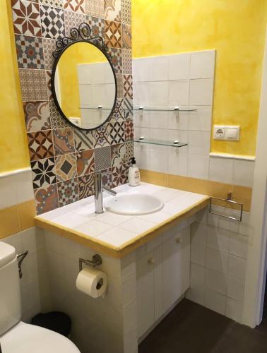 a bathroom with a sink and a mirror at Apartamento Azero 22 in Ruidera
