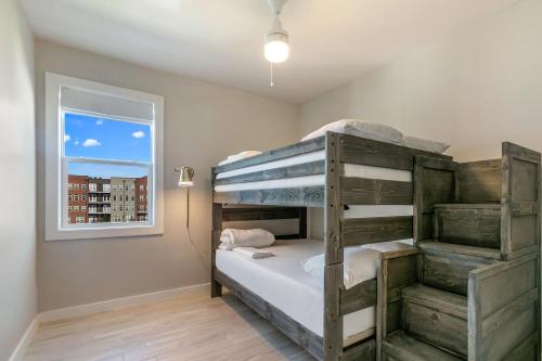 Un dormitorio con dos literas y una ventana. en New Construction Townhouse Near City Hot Spots, en Nueva Orleans