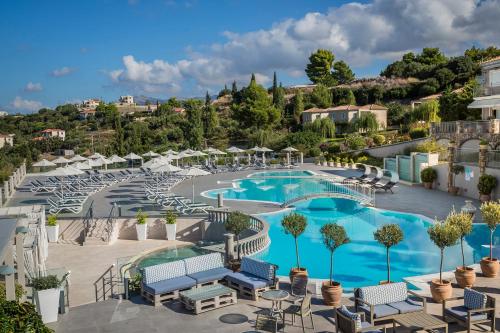 Vaade basseinile majutusasutuses Dionysos Village Resort või selle lähedal