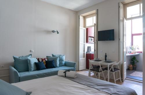 - une chambre avec un lit, un canapé et une table dans l'établissement Jardim de São Lázaro - Porto Apartments, à Porto