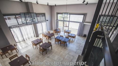 an overhead view of a restaurant with tables and chairs at Hotel AATRAC in Mar del Plata