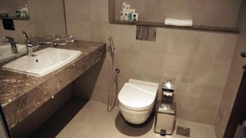 Ένα μπάνιο στο Sunday Luxury Downtown Adliya Formerly Jewel Hotel