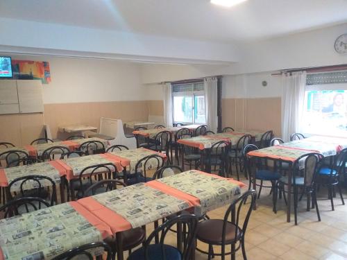 un aula vacía con mesas y sillas en una habitación en Hotel Avellino, en Mar del Plata