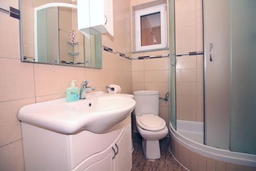 Koupelna v ubytování 4 Bedroom Apartment in Tisno (8+4)