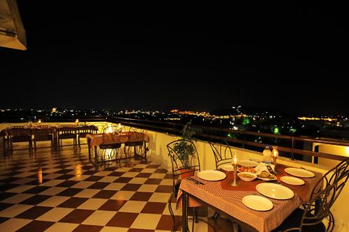 Un restaurante o sitio para comer en Hotel Royal Pratap Niwas