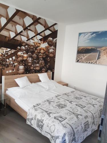 een slaapkamer met een groot bed met een houten hoofdeinde bij Apartament Olomouc NEW1 in Olomouc