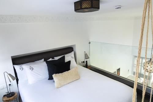 Ein Bett oder Betten in einem Zimmer der Unterkunft Suite Azur Hotel